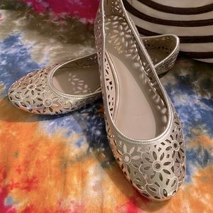 Kenneth Cole Reaction Gold Flats Size 9M